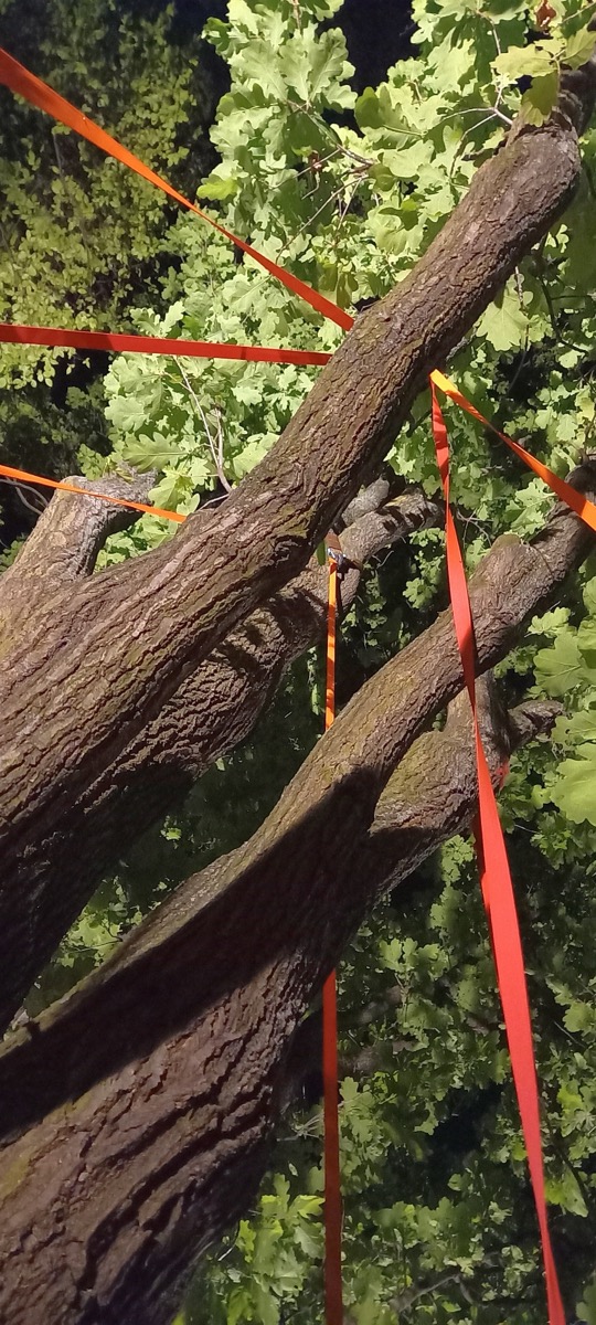 Zersplitterter Raum, 130 cm x 170 cm, Acryl, Lack, Papier auf
          Leinwand, 2014